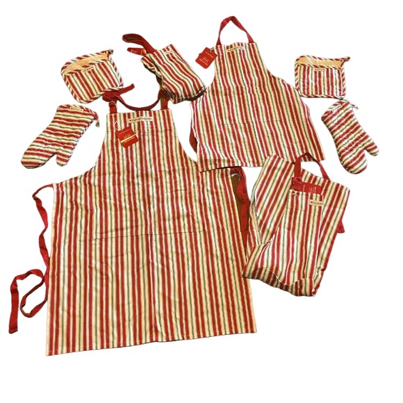 Williams Sonoma Other - NWT 8 piece William Sonoma Holiday Stripe apron set for 4 w/ potholders